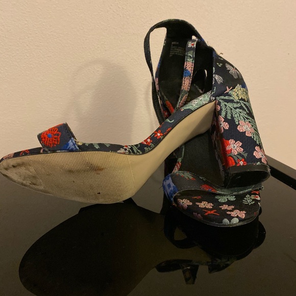 Heels - Picture 2 of 3